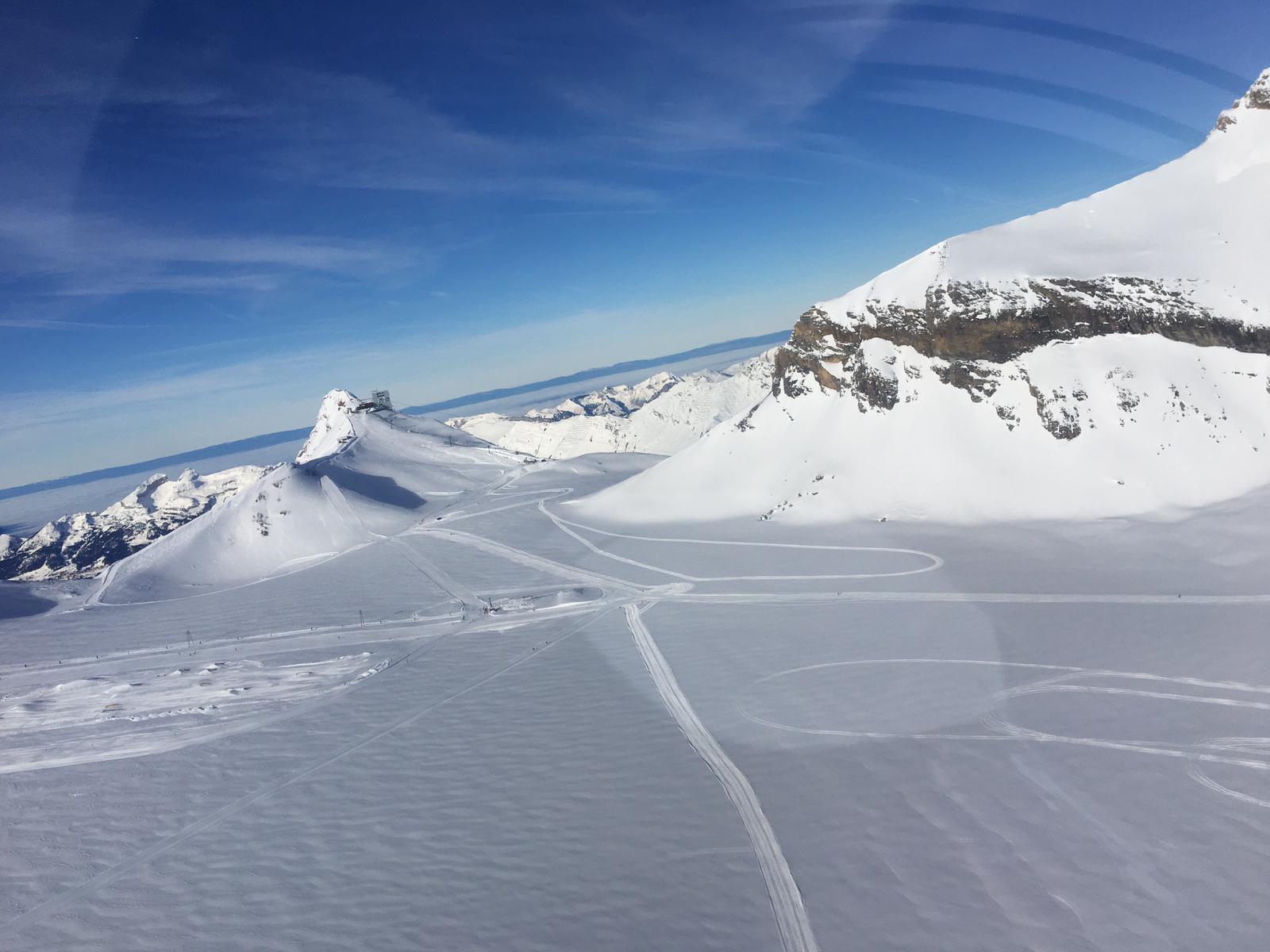 Vue aérienne du Glacier 3000, Alpes suisses