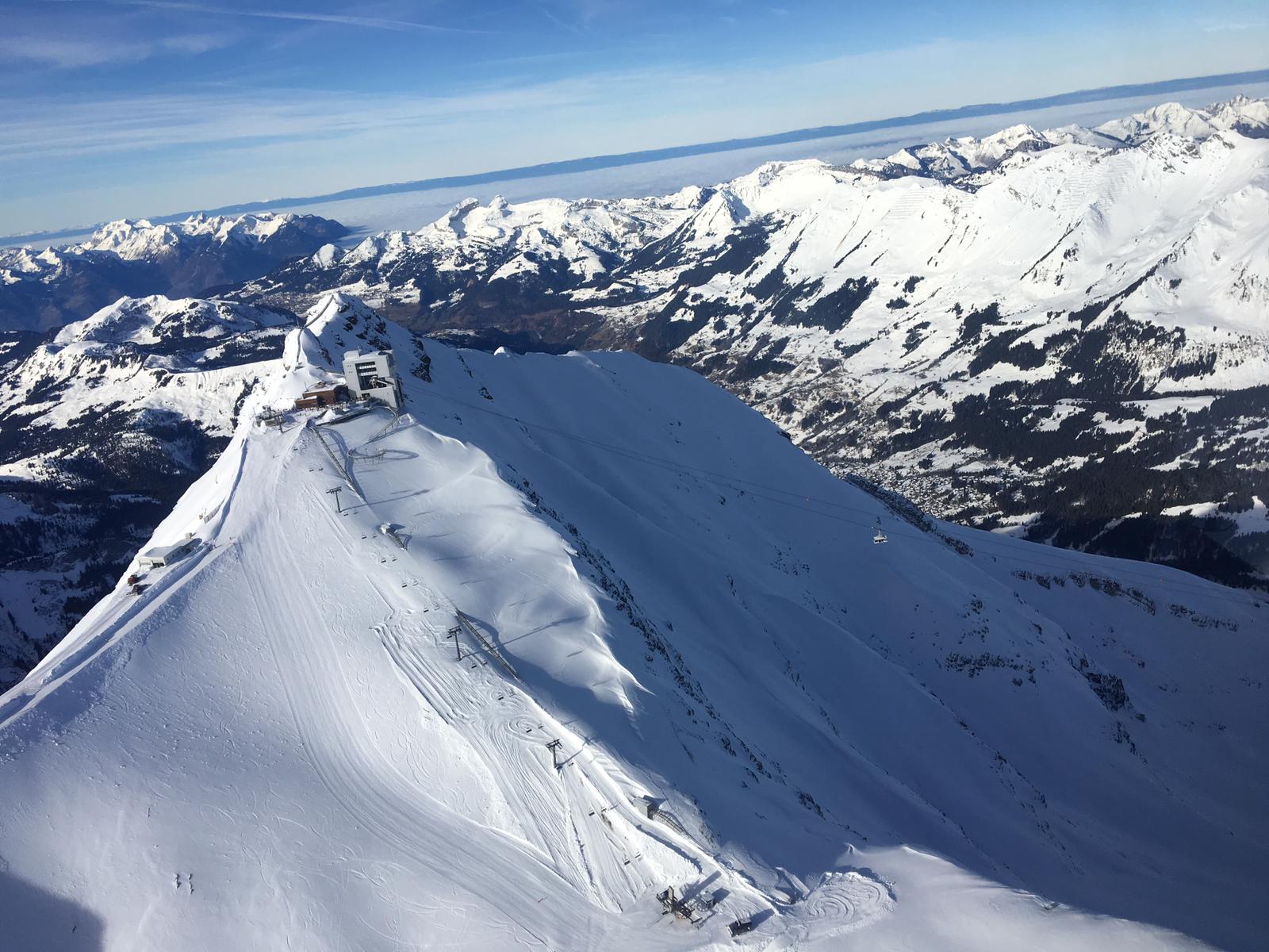 Vue aérienne de la station téléphérique du Glacier 3000