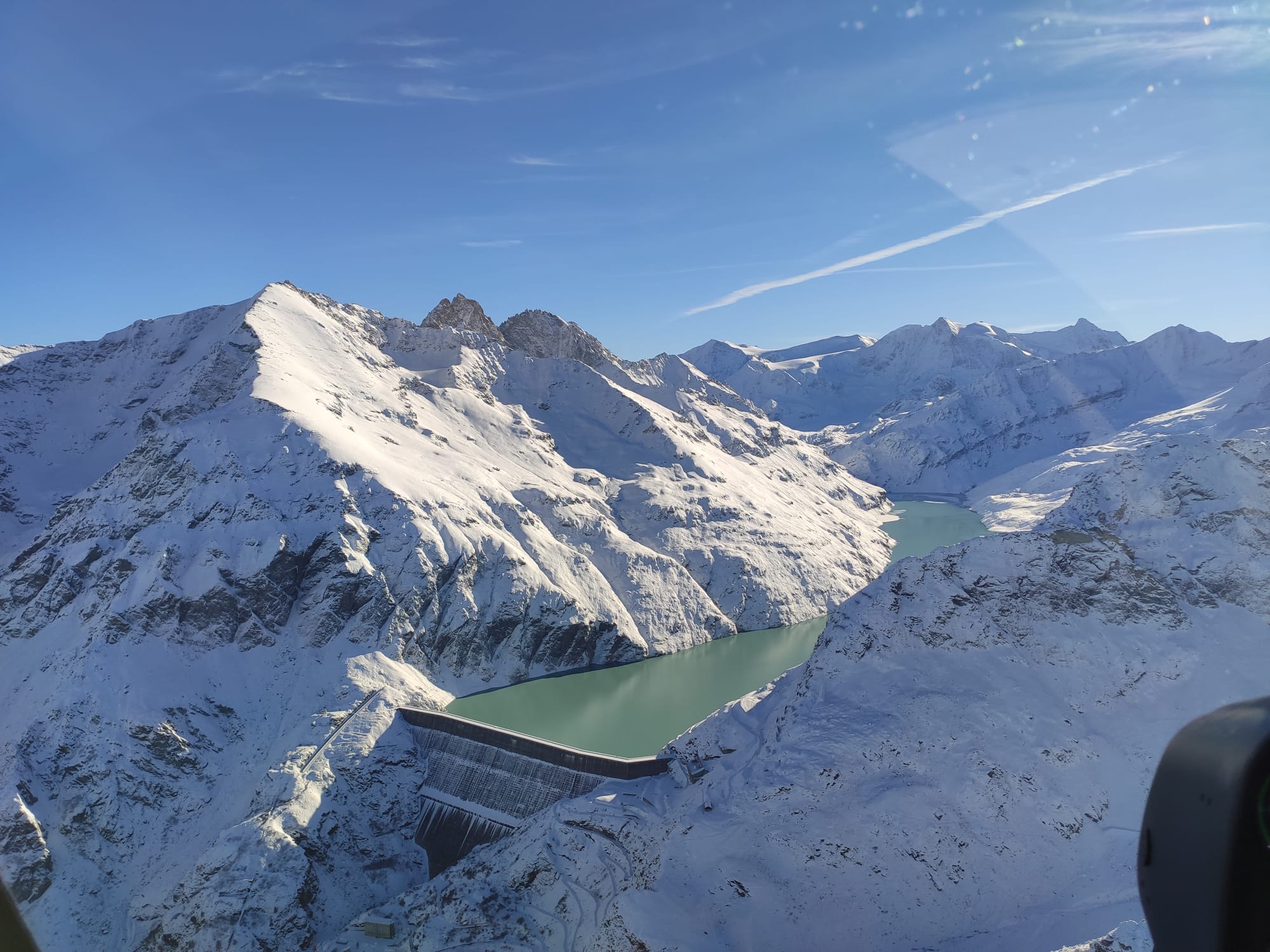 Barrage de la Grande Dixence avec les Alpes