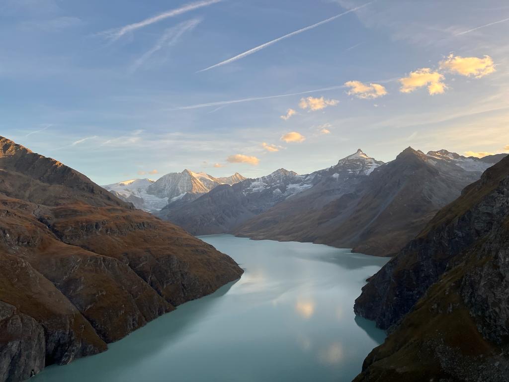 Vue aérienne du lac de la Grande Dixence, Suisse