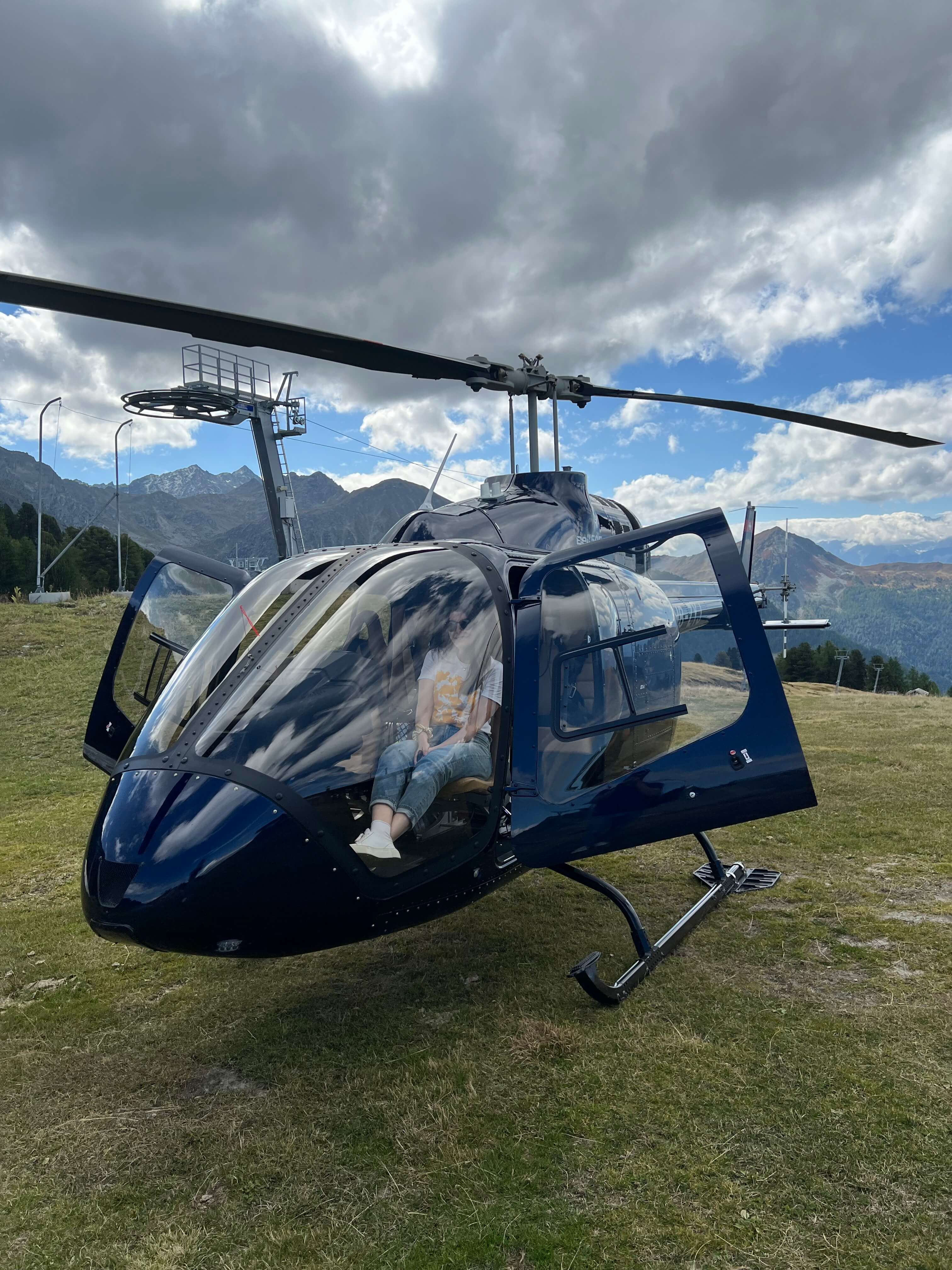 Hélicoptère atterrissant à Tracouet (Nendaz) – Heli3000