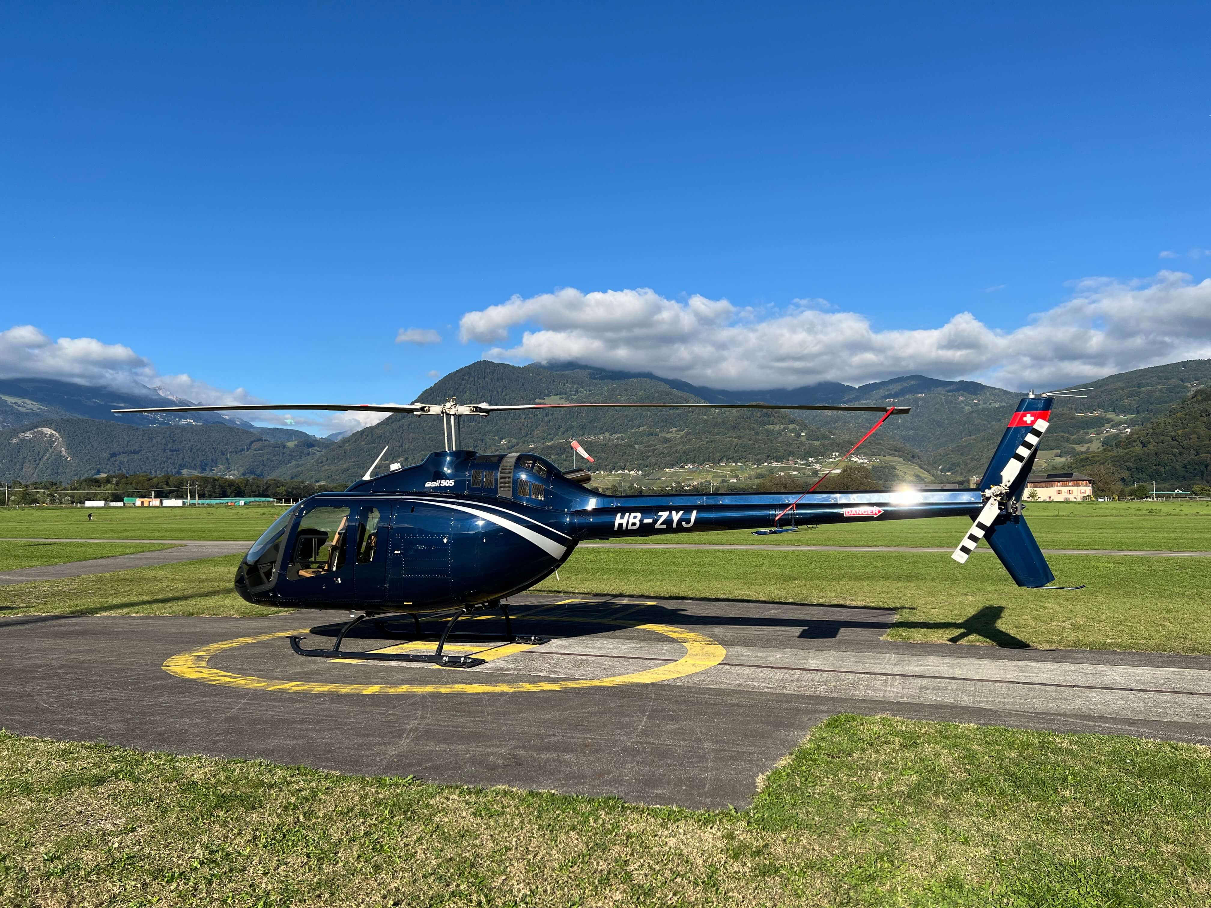 Hélicoptère prêt pour décollage à Bex – Heli3000