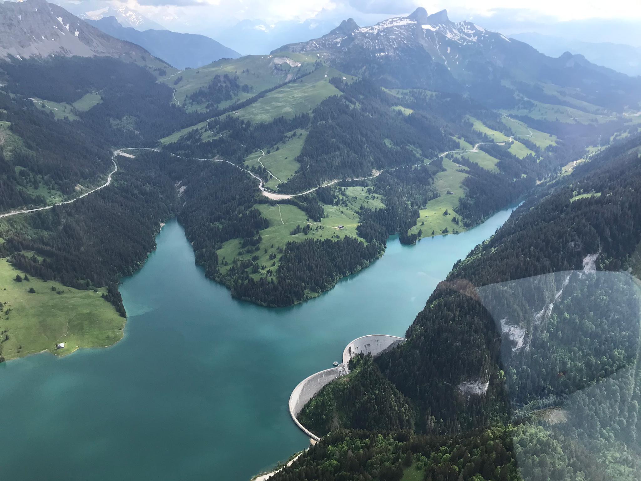 Vue aérienne du Lac de l’Hongrin en hélicoptère – Heli3000