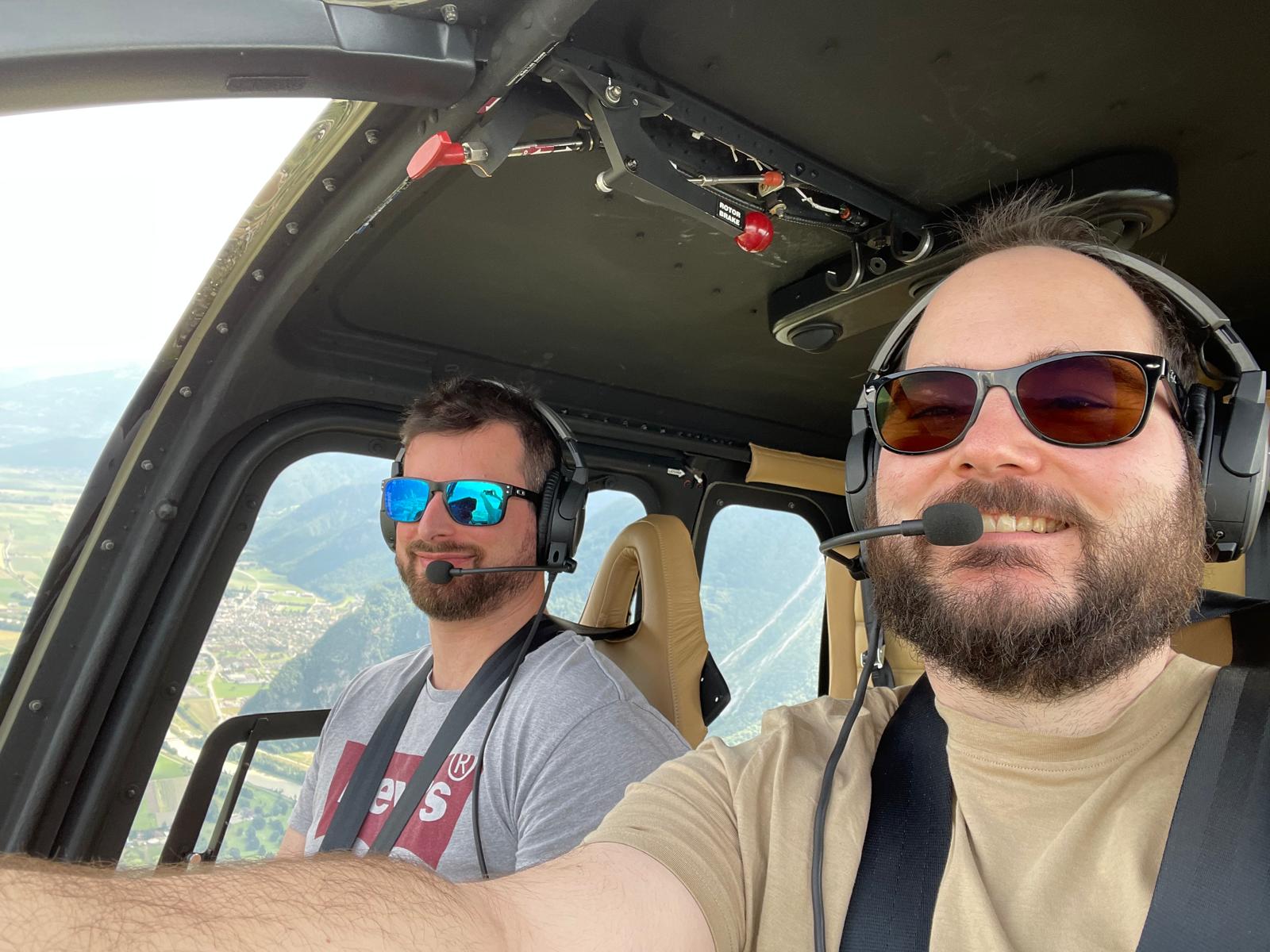 Vue cockpit pendant un vol en hélicoptère – Alpes suisses – Heli3000