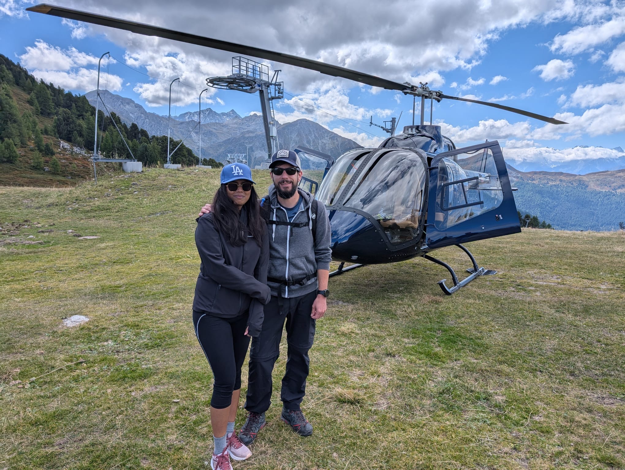 Couple devant l’hélicoptère à Tracouet (Nendaz) – souvenir de vol – Heli3000