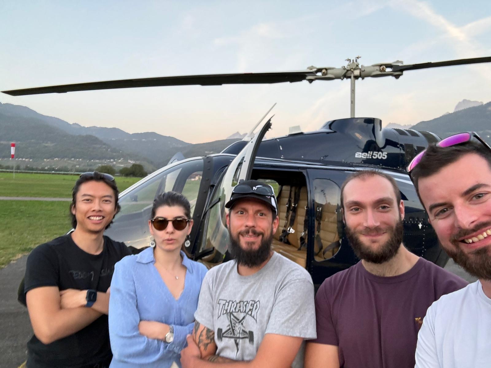 Photo de groupe devant l’hélicoptère après un vol – Heli3000