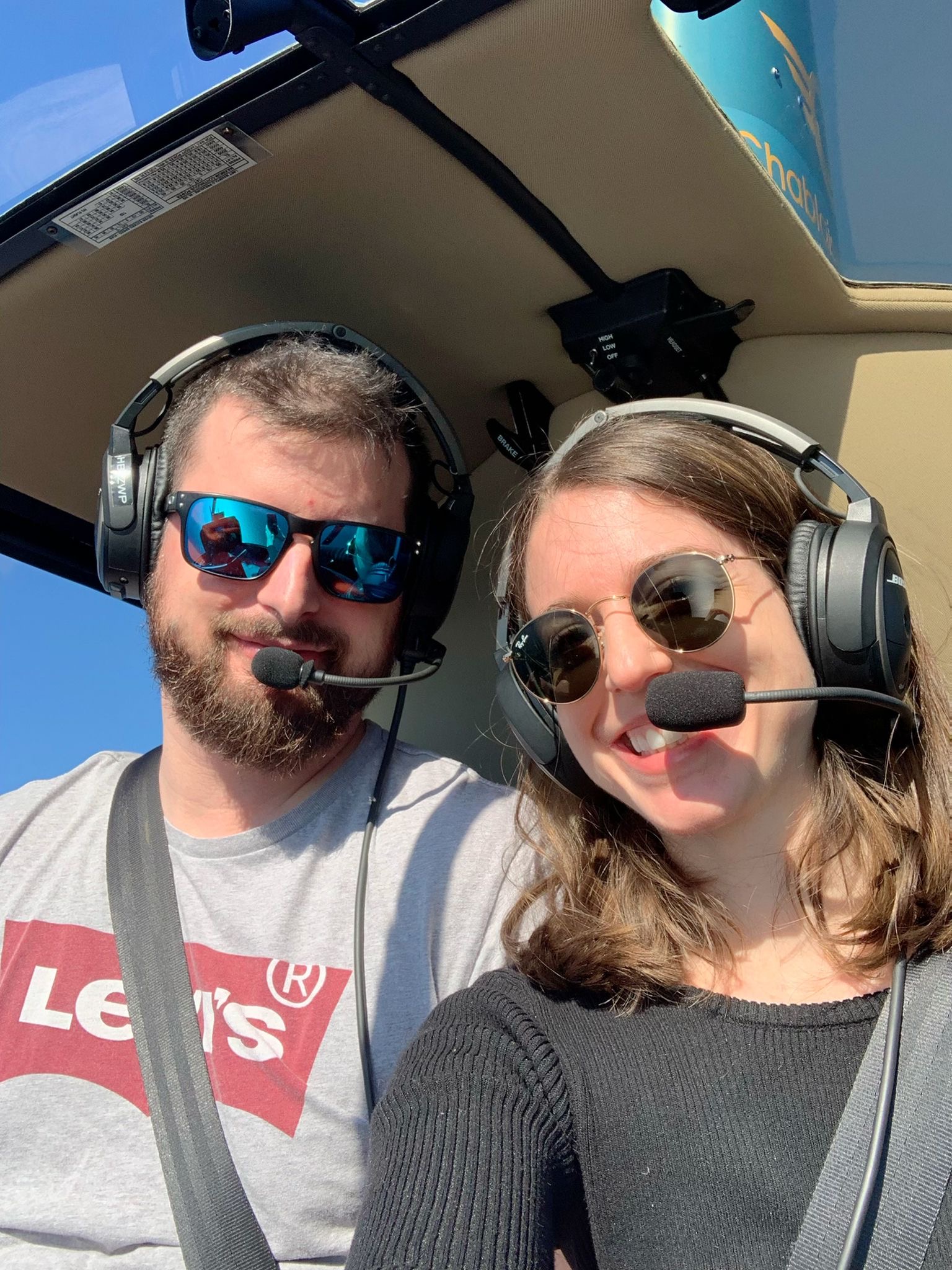 Passagers heureux profitant d’un vol en hélicoptère privé – Heli3000