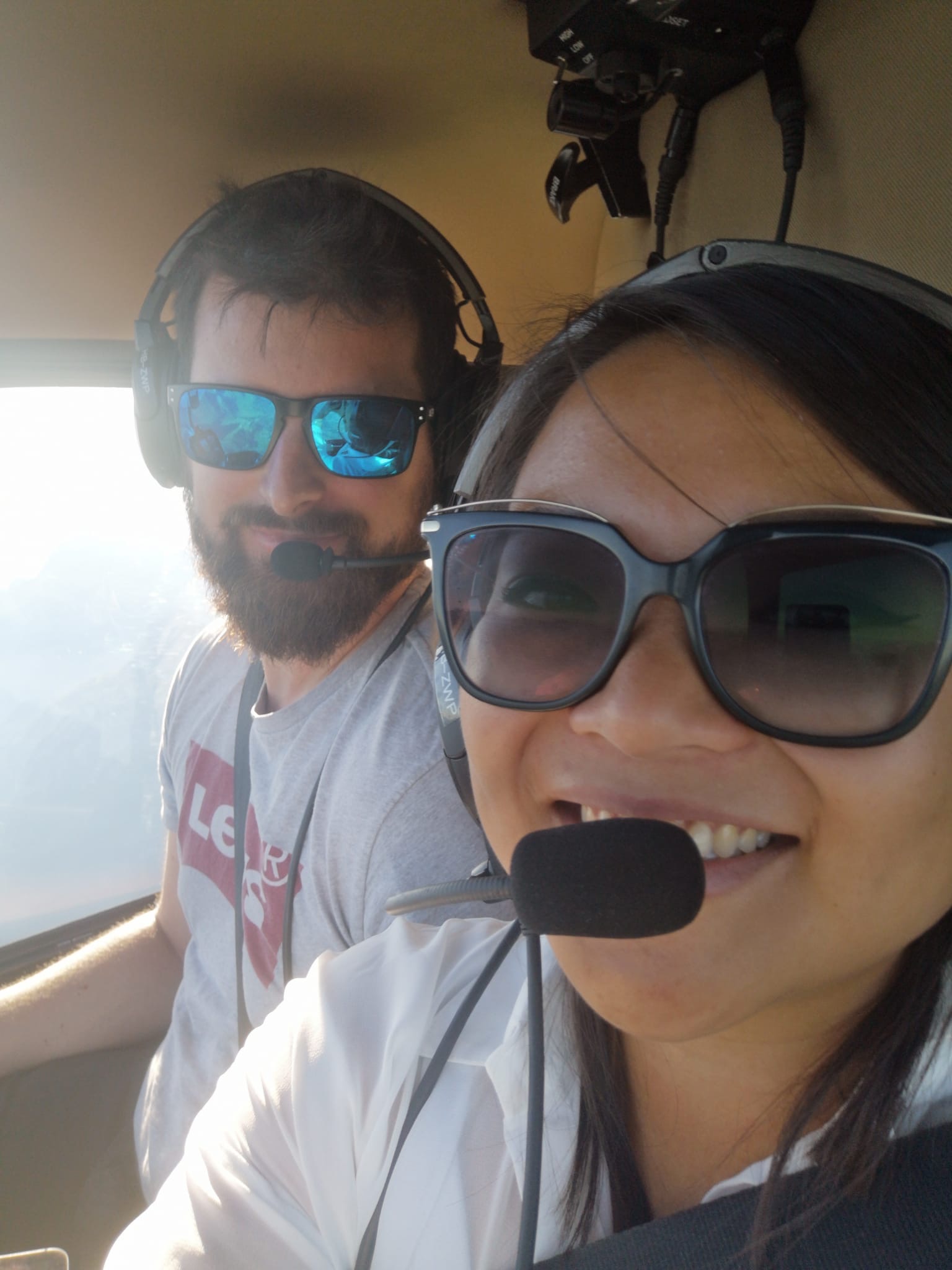 Expérience en hélicoptère avec passagers souriants – Alpes suisses – Heli3000