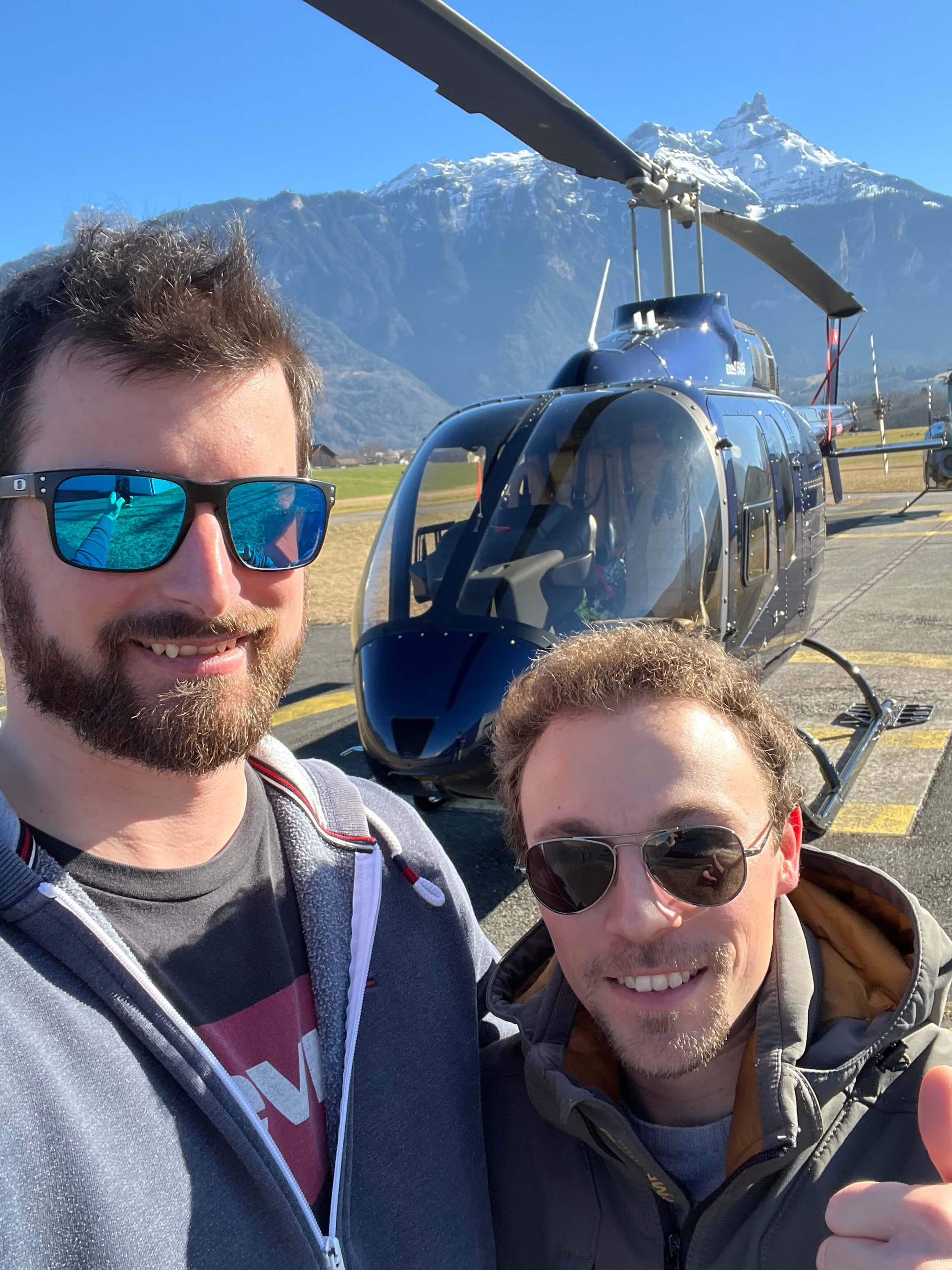 Passagers profitant d’un vol panoramique en hélicoptère – Heli3000