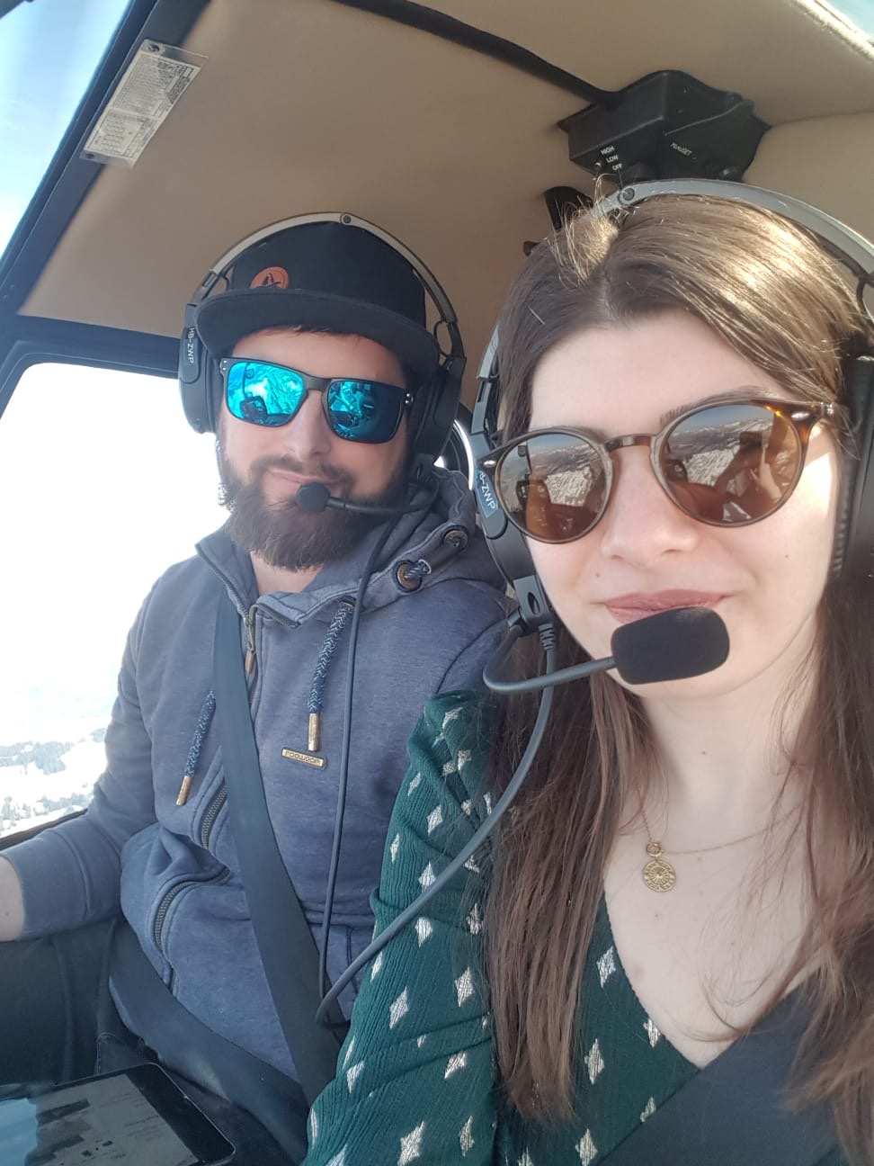 Passagers en hélicoptère au-dessus des Alpes valaisannes – Heli3000