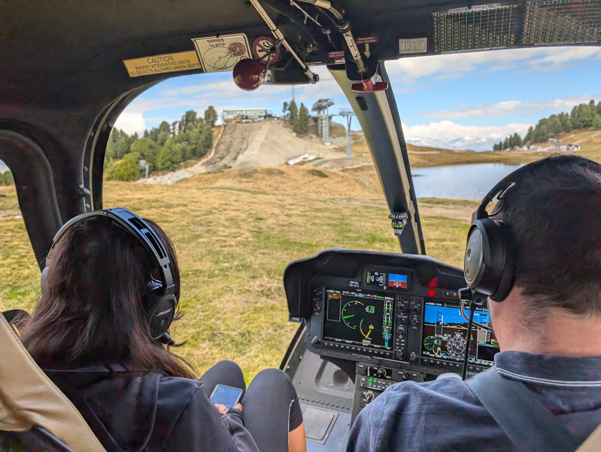 Passagers observant les montagnes depuis l’hélicoptère – Heli3000
