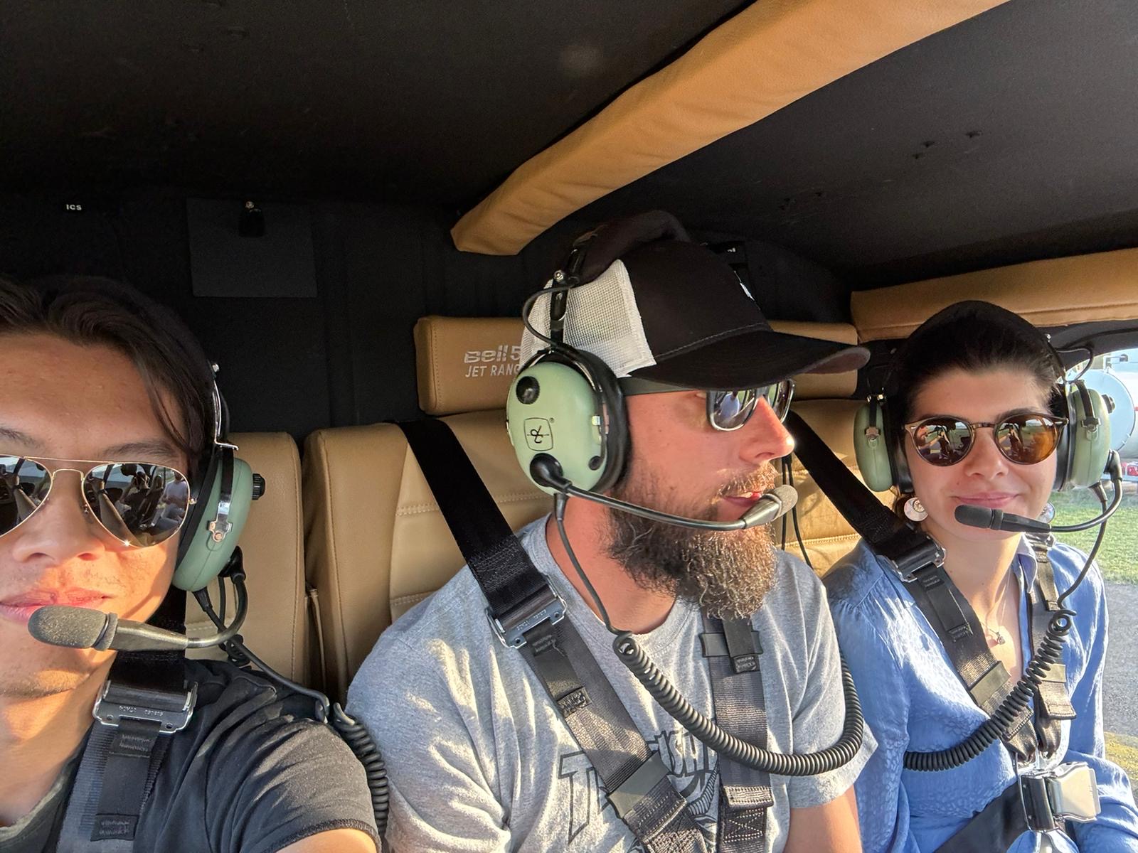 Sourires à bord d’un hélicoptère privé dans les Alpes – Heli3000