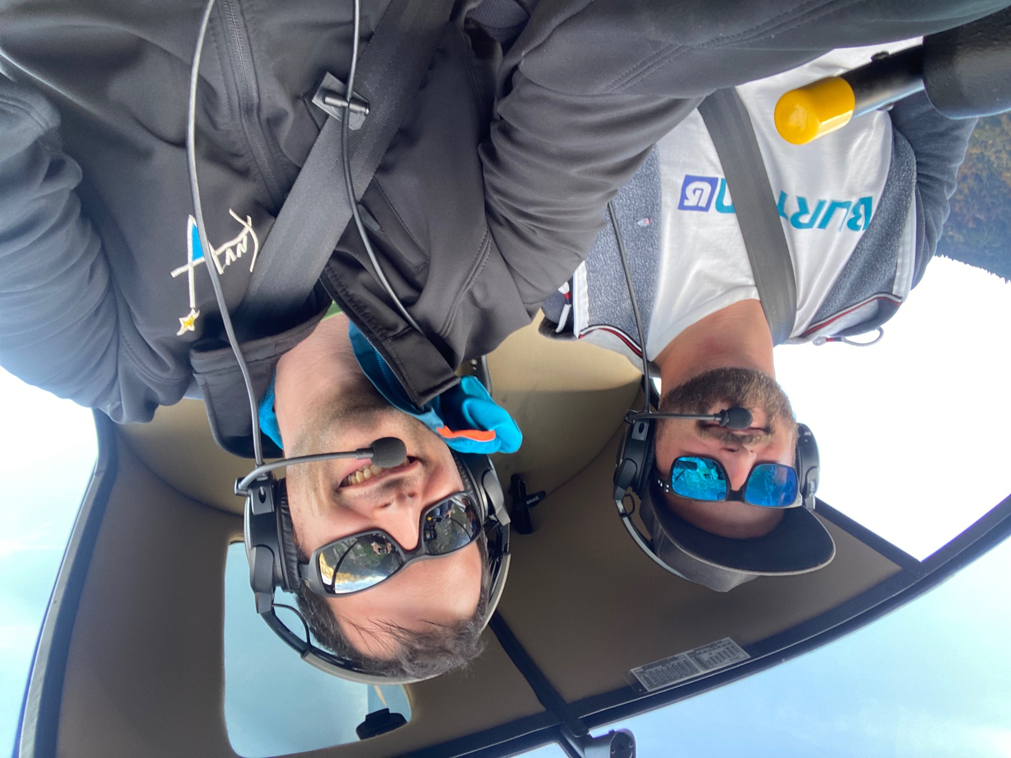 Passagers souriants lors d’un vol en hélicoptère dans les Alpes – Heli3000
