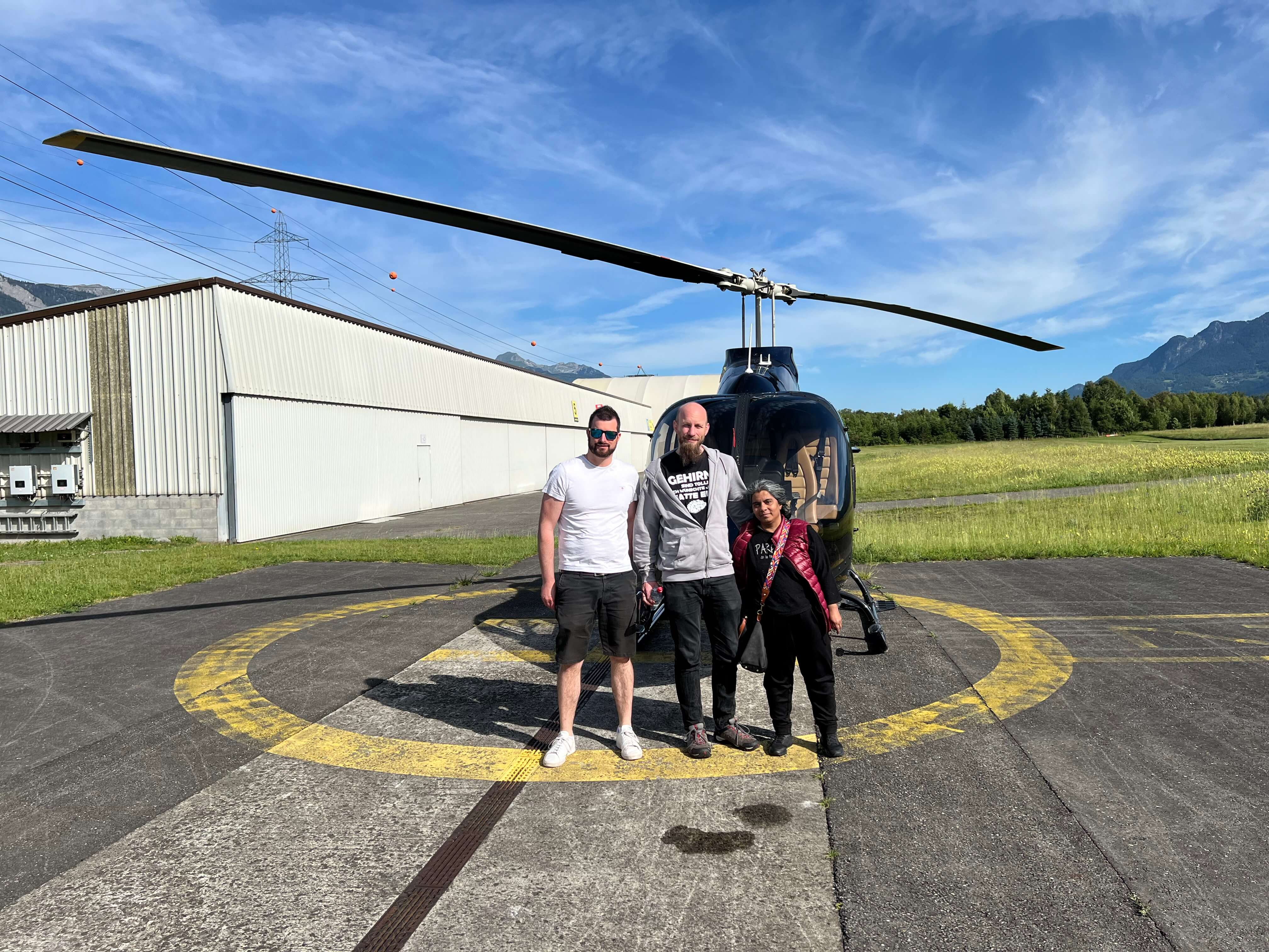Photo souvenir de passagers devant l’hélicoptère – Alpes suisses – Heli3000