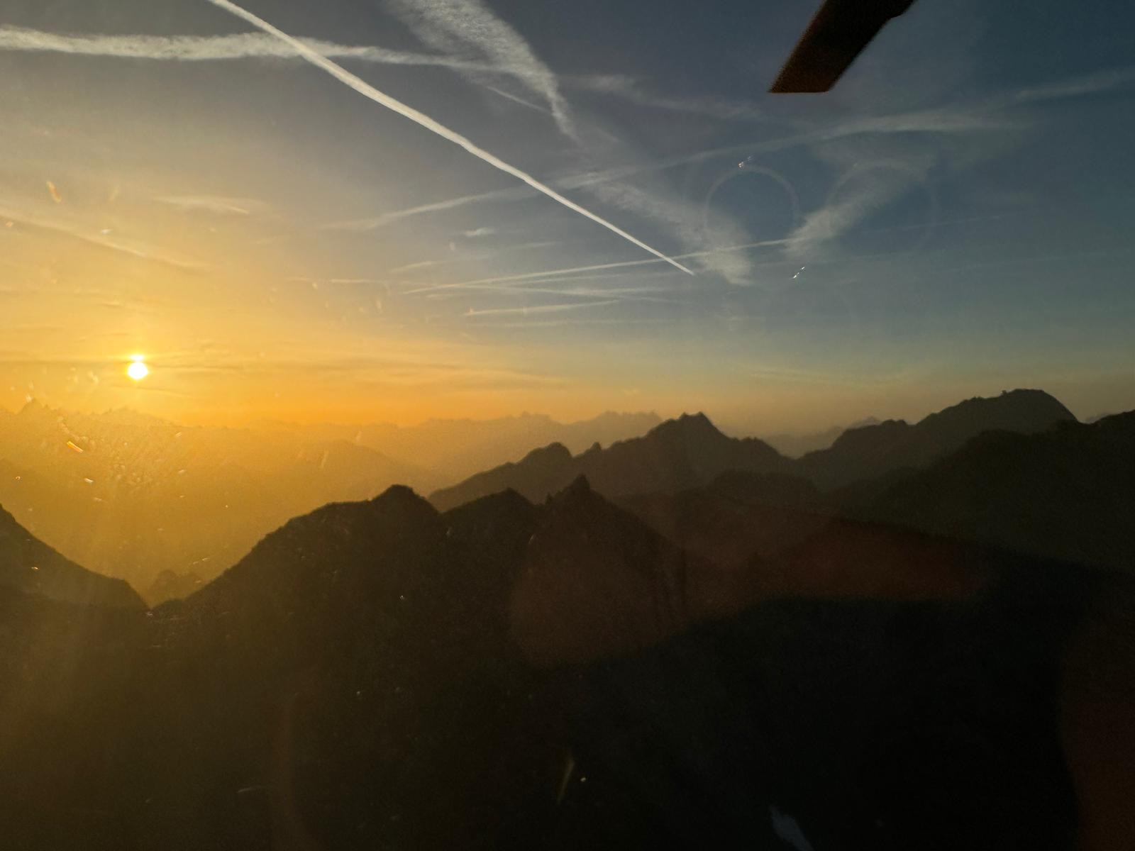 Vol en hélicoptère au coucher du soleil au-dessus des Dents du Midi – Heli3000