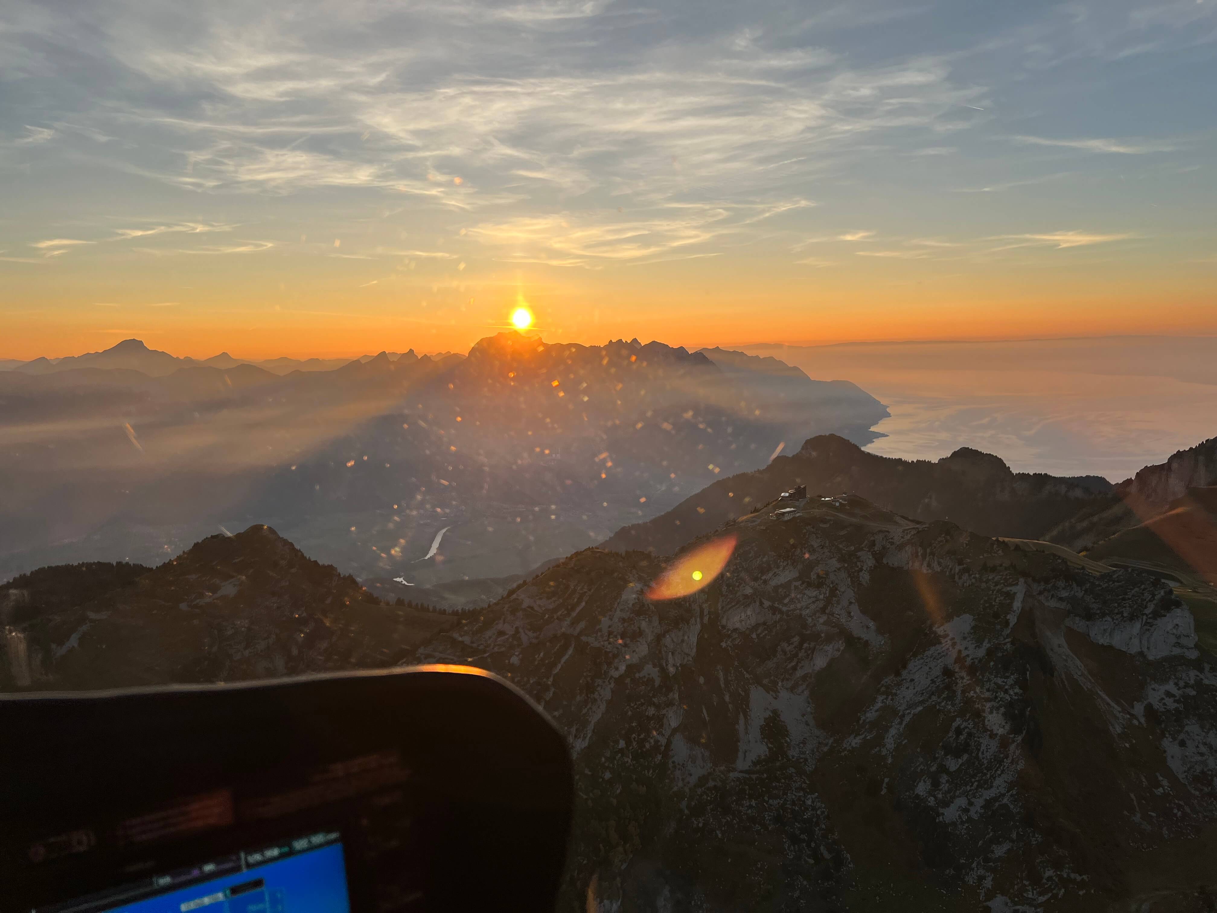 Vol en hélicoptère au coucher du soleil au-dessus de Leysin (Kuklos) – Heli3000