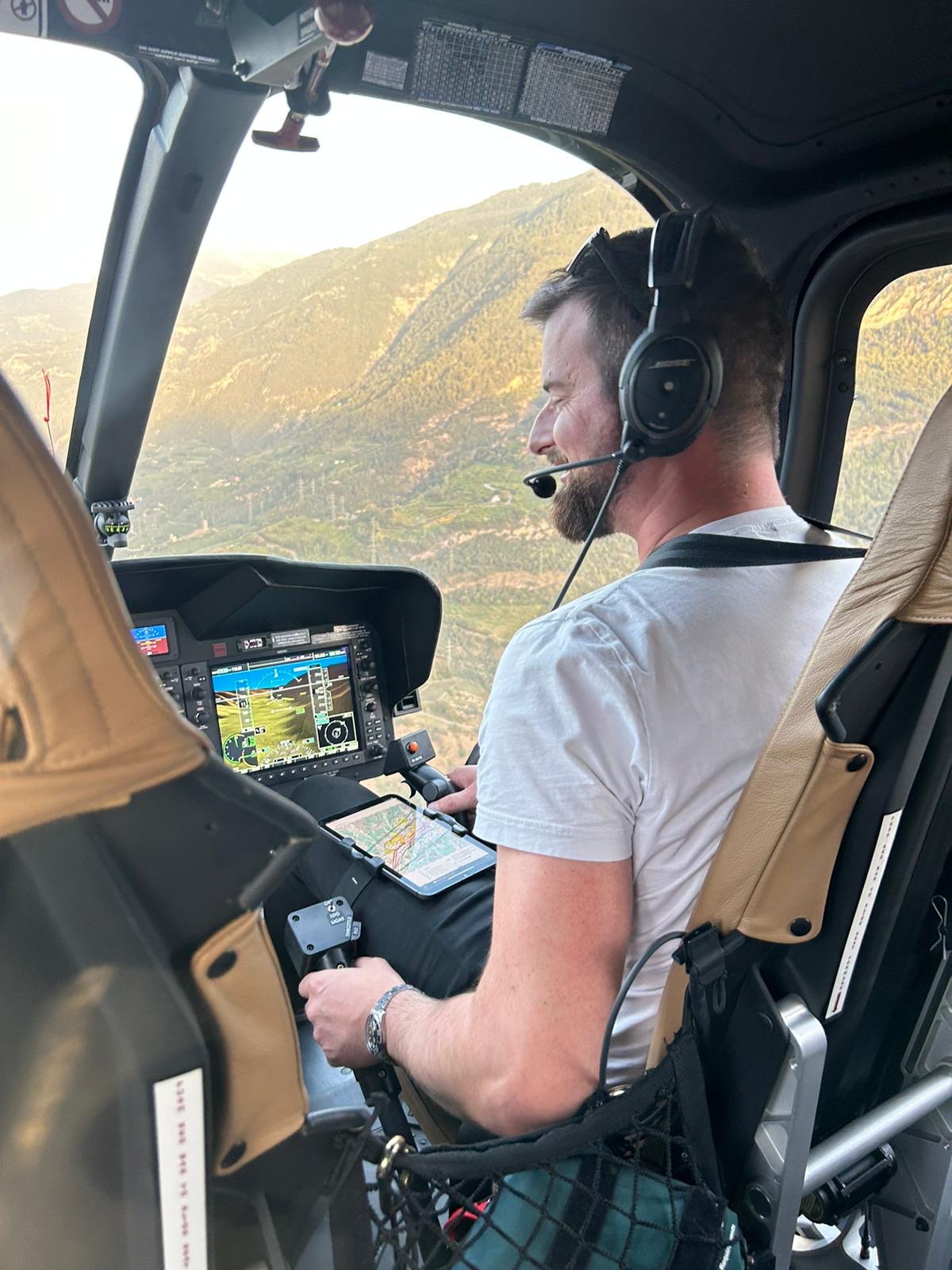 Philippe Heer pilote d’hélicoptère Heli3000 dans les Alpes suisses